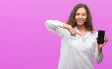 Kendisi için sürpriz yüz işaret parmağı ile akıllı telefon kullanan genç İspanyol kadın