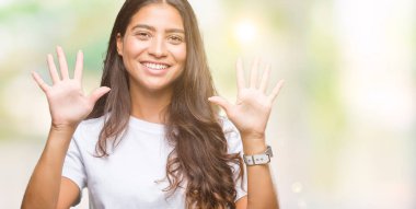 Genç güzel Arap kadın gösterilen ve parmakları ile işaret izole arka plan yüzünden kendinden emin ve mutlu gülümseyerek süre on numara.