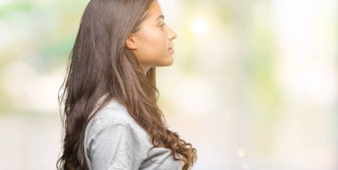 İzole arka tarafına, arayan genç güzel Arap kadın dinlenmek doğal yüz emin gülümseme ile pozuyla profili.