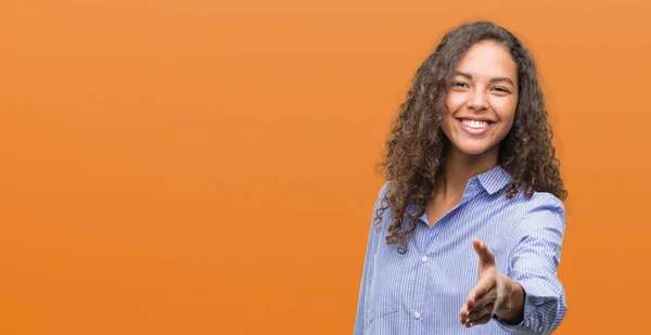 Joven Mujer Negocios Hispana Sonriendo Amistosa Ofreciendo Apretón Manos Como — Foto de Stock