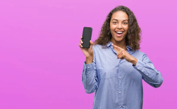 Mulher Hispânica Jovem Usando Smartphone Muito Feliz Apontando Com Mão — Fotografia de Stock