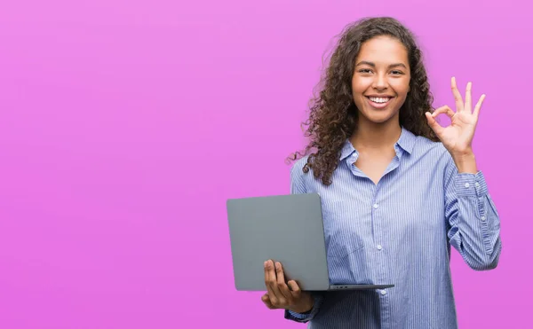 Mulher Hispânica Jovem Segurando Laptop Computador Fazendo Sinal Com Dedos — Fotografia de Stock