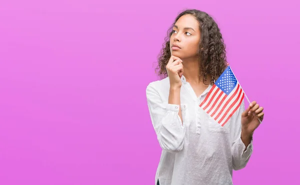 Unga Spansktalande Kvinna Som Håller Flaggan United Ständerna America Allvarligt — Stockfoto