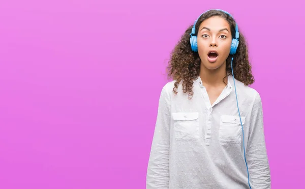 Jeune Femme Hispanique Portant Des Écouteurs Effrayés État Choc Avec — Photo