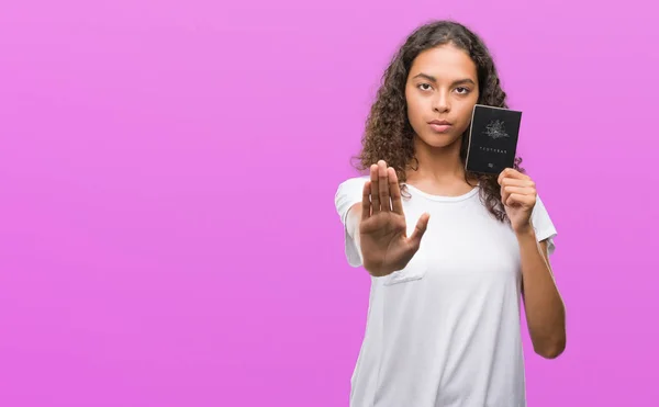 Pasaport Avustralya Açık Eliyle Dur Işareti Ile Ciddi Kendine Güvenen — Stok fotoğraf