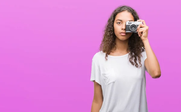 Giovane Donna Ispanica Scattare Foto Con Fotocamera Vintage Con Espressione — Foto Stock