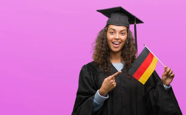 Jovem Hispânica Vestindo Uniforme Formatura Segurando Bandeira Alemanha Muito Feliz — Fotografia de Stock