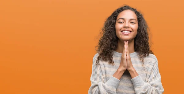 Schöne Junge Hispanische Frau Trägt Streifen Pullover Betet Mit Den — Stockfoto