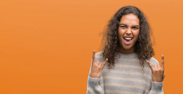 Mulher Hispânica Bonita Jovem Vestindo Listras Camisola Gritando Com Expressão — Fotografia de Stock