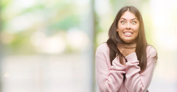 Wanita Muda Hispanik Mengenakan Sweater Berteriak Dan Tercekik Karena Mencekik — Stok Foto