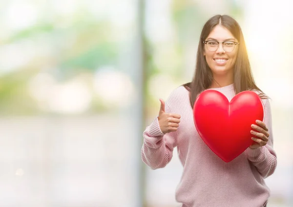 Junge Hispanische Frau Mit Verliebtem Herzen Glücklich Mit Breitem Lächeln — Stockfoto