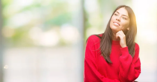Joven Hermosa Hispana Vistiendo Suéter Rojo Con Mano Barbilla Pensando —  Fotos de Stock