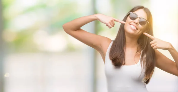 Joven Hermosa Hispana Con Gafas Sol Sonriendo Confiado Mostrando Señalando —  Fotos de Stock