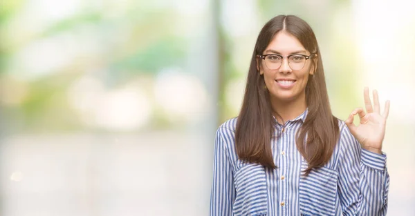 Ung Vacker Hispanic Business Kvinna Ler Positiva Gör Tecken Med — Stockfoto