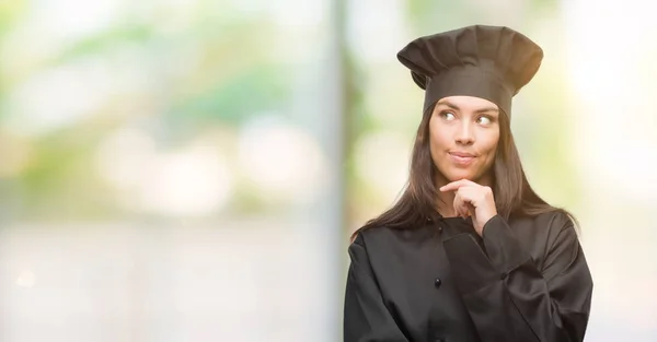 Γυναίκα Νέος Ισπανικός Μάγειρας Φορώντας Στολή Σοβαρό Πρόσωπο Σεφ Σκεφτόμαστε — Φωτογραφία Αρχείου
