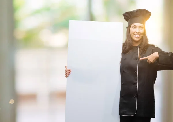 Jovem Cozinheiro Hispânico Mulher Vestindo Uniforme Chef Segurando Banner Com — Fotografia de Stock