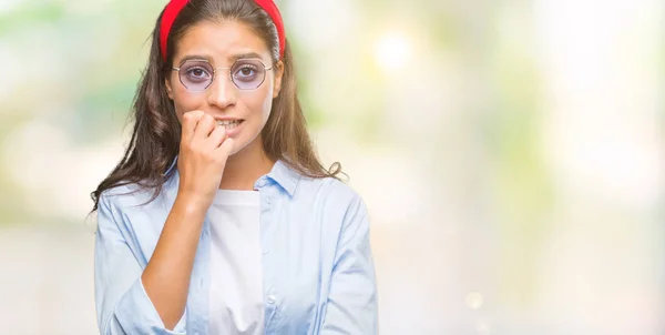 Mujer Árabe Hermosa Joven Con Gafas Sol Sobre Fondo Aislado —  Fotos de Stock