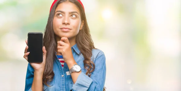 Молодая Красивая Арабская Женщина Показывает Экран Смартфона Изолированном Фоне Серьезное — стоковое фото