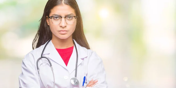 Junge Arabische Ärztin Mit Isoliertem Hintergrund Skeptisch Und Nervös Ablehnender — Stockfoto