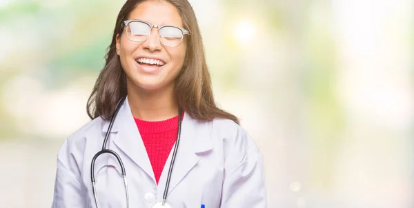 Jovem Árabe Médico Mulher Sobre Isolado Fundo Piscando Olhando Para — Fotografia de Stock