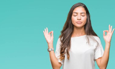 Genç güzel Arap kadın izole arka plan üzerinde dinlenmek ve gülümseyen gözlerle parmak ile meditasyon jest yapıyor kapalı. Yoga kavramı.