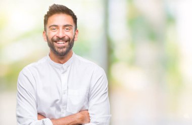 Kameraya bakarak çapraz silah ile gülümseyen izole arka plan mutlu yüz yetişkin İspanyol adam. Olumlu bir kişi.