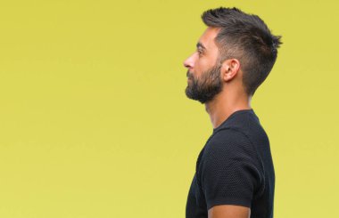 İzole arka tarafına, seyir yetişkin İspanyol adam sakin ol kendine güvenen gülümseme ile doğal yüz pozuyla profili.