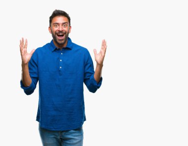 Deli kutluyor ve silah ile başarı için heyecanlı çığlık kaldırdı ve açık gözleri hayret izole arka plan yetişkin İspanyol adam. Kazanan kavramı