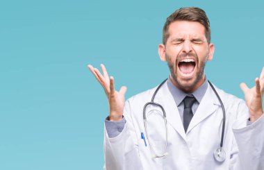 Genç yakışıklı Doktor adam arka plan deli kutluyor izole ve yükseltilmiş ve kapalı gözleri çığlık çılgın silah ile başarı için heyecanlı. Kazanan kavramı