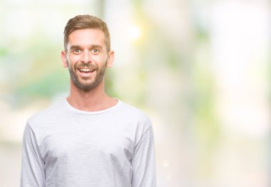 Yakışıklı delikanlı yüzünde mutlu ve güzel bir gülümseme ile izole arka plan üzerinde. Şanslı kişi.