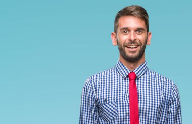 Genç yakışıklı iş adamı yüzünde mutlu ve güzel bir gülümseme ile izole arka plan üzerinde. Şanslı kişi.