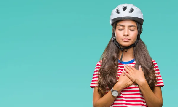 年轻的阿拉伯骑自行车的妇女戴着安全头盔 在独立的背景微笑着双手在胸前闭上眼睛和感激的手势脸上 健康理念 — 图库照片