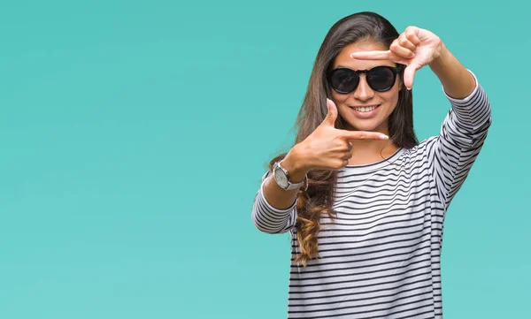 Junge Schöne Arabische Frau Mit Sonnenbrille Über Isoliertem Hintergrund Lächelnd — Stockfoto