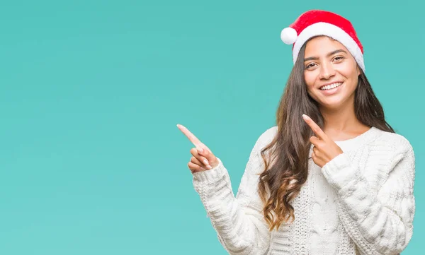 Jovem Árabe Mulher Vestindo Chapéu Natal Sobre Fundo Isolado Sorrindo — Fotografia de Stock