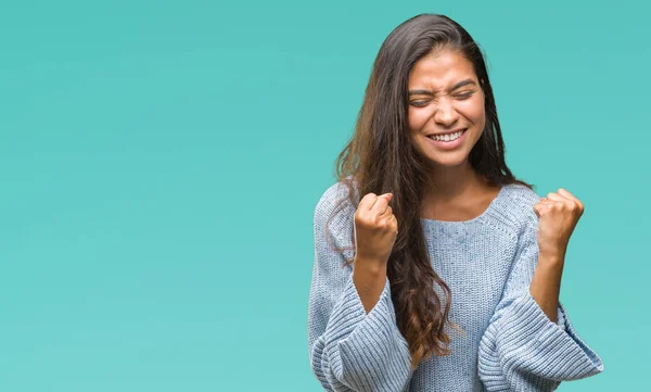 Mujer Árabe Hermosa Joven Vistiendo Suéter Invierno Sobre Fondo Aislado —  Fotos de Stock