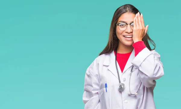 Młody Lekarz Emiraty Kobieta Białym Tle Obejmujące Jedno Oko Ręką — Zdjęcie stockowe