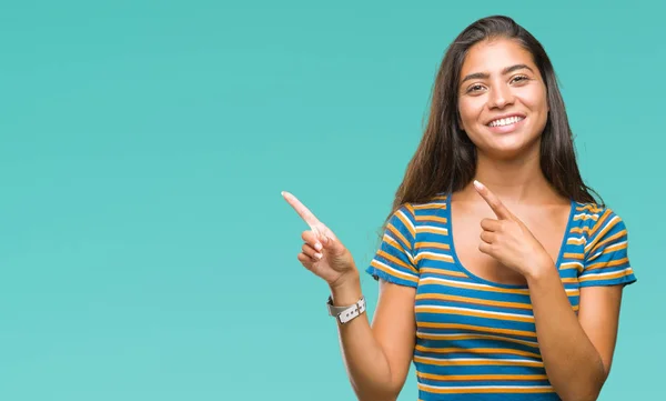 Joven Mujer Árabe Hermosa Sobre Fondo Aislado Sonriendo Mirando Cámara — Foto de Stock