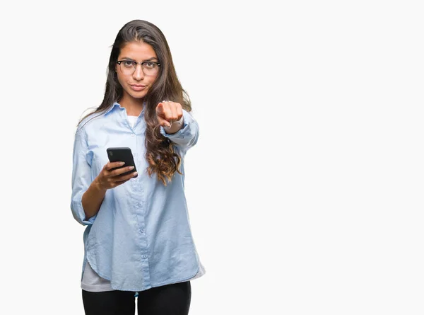 Молодая Красивая Арабская Женщина Смс Помощью Смартфона Изолированном Фоне Указывая — стоковое фото