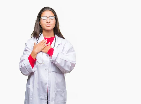 Jonge Arabische Dokter Vrouw Geïsoleerde Achtergrond Glimlachend Met Handen Borst — Stockfoto