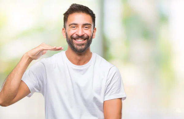 メジャー シンボル兆し大きな 大きなサイズの手で身振りで示す分離の背景上成人ヒスパニック系男性 カメラを見て笑っています 測定概念 — ストック写真