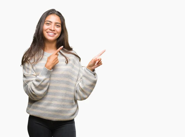 Junge Schöne Arabische Frau Trägt Winterpullover Über Isoliertem Hintergrund Lächelt — Stockfoto