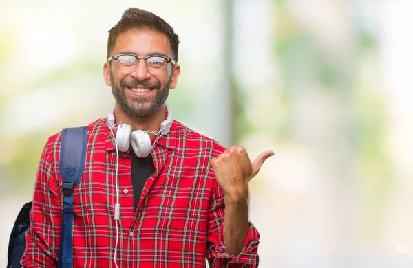 Σπουδαστής Ενηλίκων Ισπανόφωνος Άνθρωπος Φορώντας Ακουστικά Και Σακίδιο Πέρα Από — Φωτογραφία Αρχείου