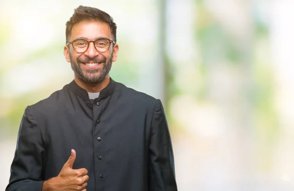 Adult Spansktalande Katolsk Präst Man Över Isolerade Bakgrund Gör Glad — Stockfoto