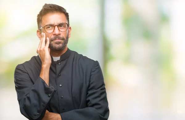 Ενηλίκων Ισπανόφωνος Καθολικός Ιερέας Άνδρα Πάνω Μια Απομονωμένη Υπόβαθρο Σκέψης — Φωτογραφία Αρχείου