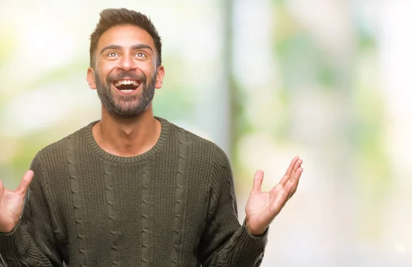 Hispánský Muže Nosit Zimní Svetr Přes Izolované Pozadí Slaví Crazy — Stock fotografie