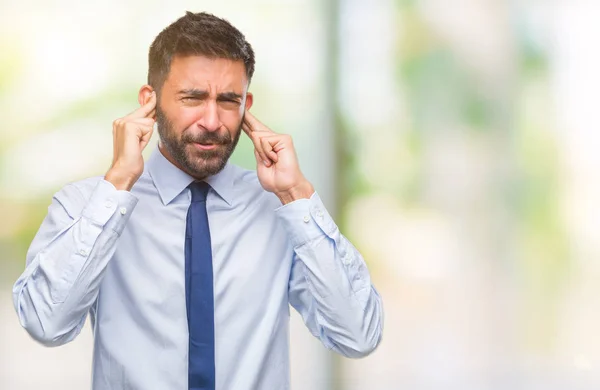 Дорослий Іспаномовний Бізнесмен Над Ізольованим Тлом Покриває Вуха Пальцями Роздратованим — стокове фото