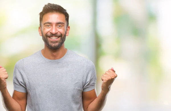 Volwassen Spaanse Man Geïsoleerde Achtergrond Vieren Verrast Verbaasd Voor Succes — Stockfoto