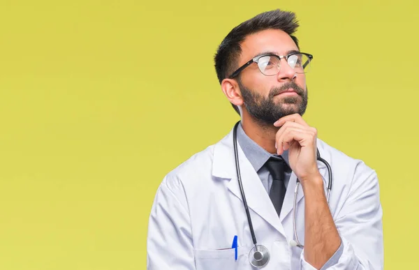 Adult Spansktalande Läkare Man Över Isolerade Bakgrund Med Hand Hakan — Stockfoto
