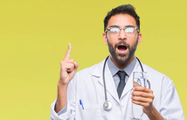 Hombre Médico Hispano Adulto Bebiendo Vaso Agua Sobre Fondo Aislado — Foto de Stock