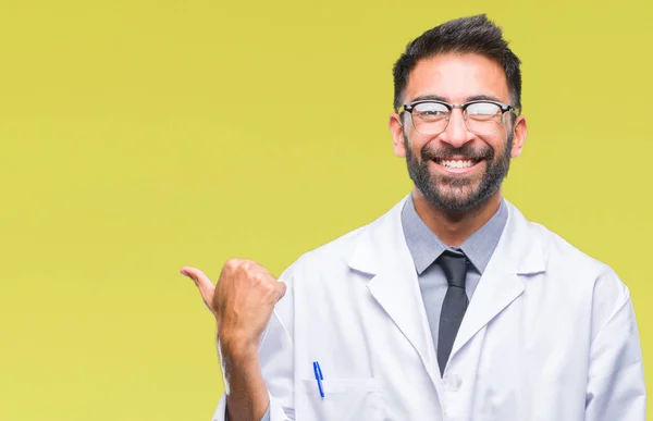 Científico Hispano Adulto Hombre Médico Usando Una Bata Blanca Sobre —  Fotos de Stock